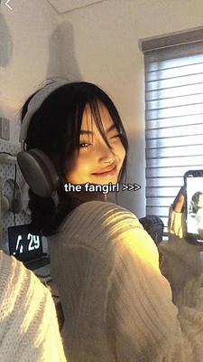 the fangirl >>>