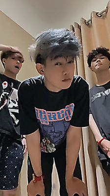 នៅនិងគេរាំមួយៗ