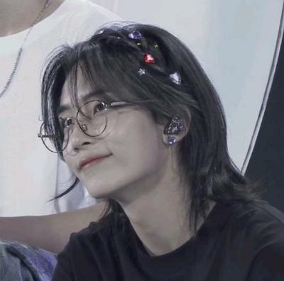 윤정한 사이에 누가 있을까요?