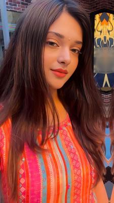 মেকআপ ছাড়া সুন্দরী 