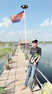 មនុស្សខ្លះនិយាយពីថាដឹងគ្រប់រឿង 