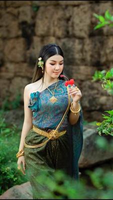 ទឹកភ្នែកស្រក់តែមិនយំ